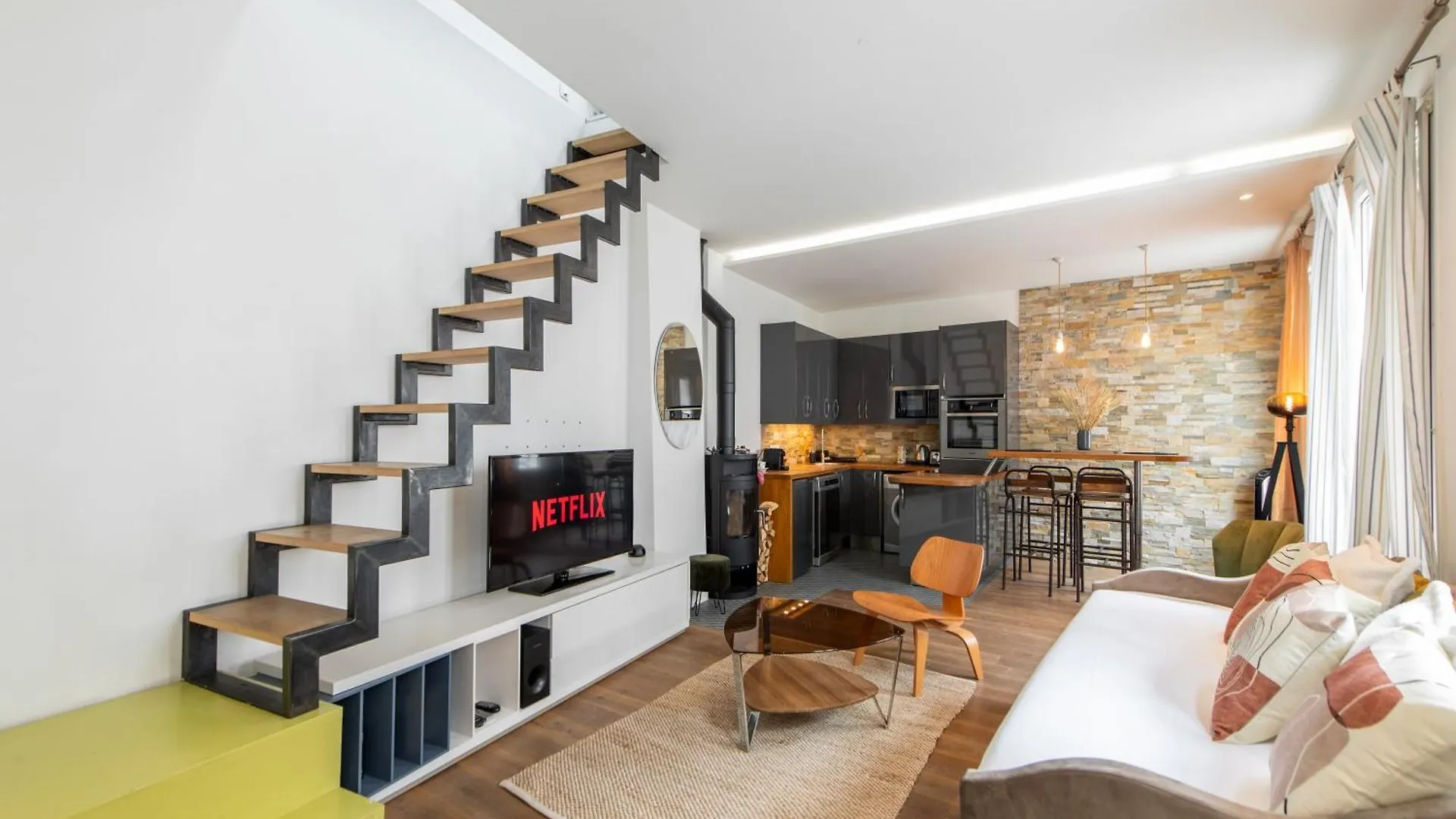 Amazing Loft In The Vibrant Area Near The Famous Bastille\'S Place contacts